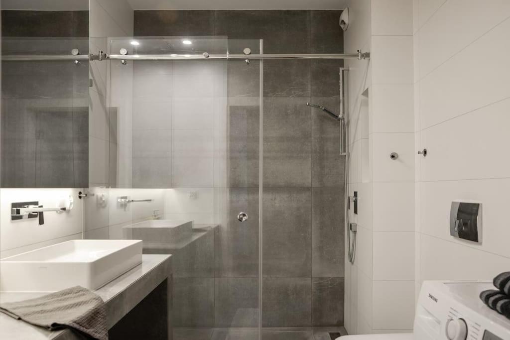 Platinum Jaglana Apartment - Wyspa Spichrzow กดัญสก์ ภายนอก รูปภาพ